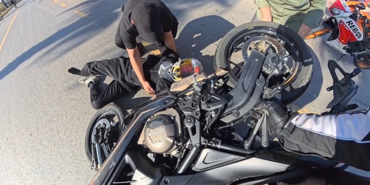 Motosiklet Sürücüsü Kaskı Sayesinde Yara Almadan Kurtuldu