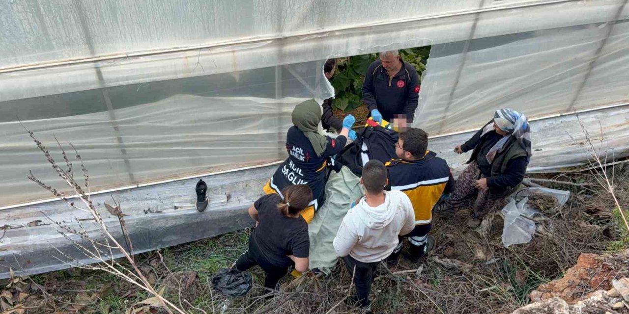 7 Metrelik Duvardan Düşen Çiftçi Yaralandı