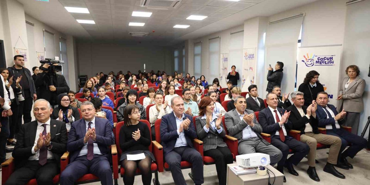 Mersin’de Çocuk Meclisi Üyeleri Sertifikalarını Başkan Seçer’den Aldı