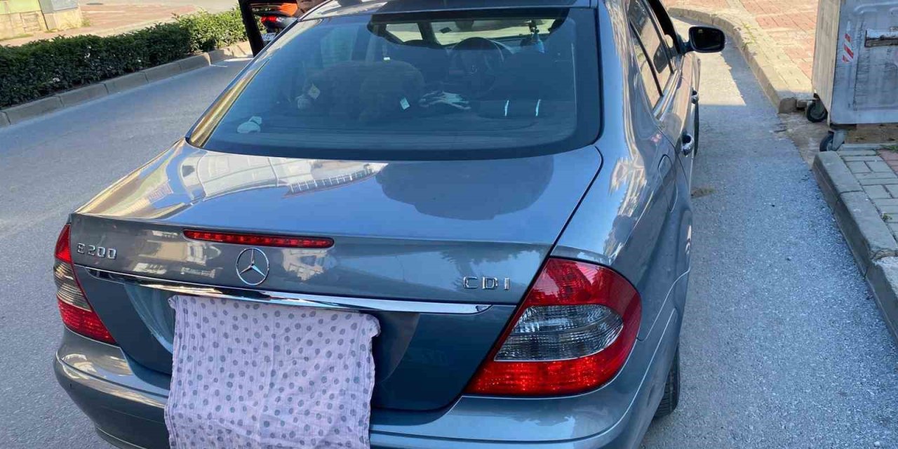 Plakası Bezle Kapatılan Mercedes Plakasız Çıktı