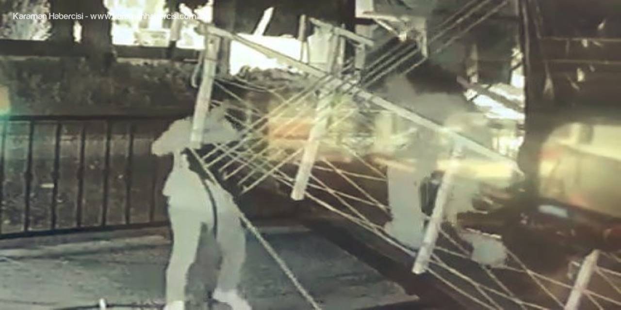 Portatif Köprüden Girdikleri Tur Teknesinde Alkol İçip, Cipsleri Yiyip Gittiler