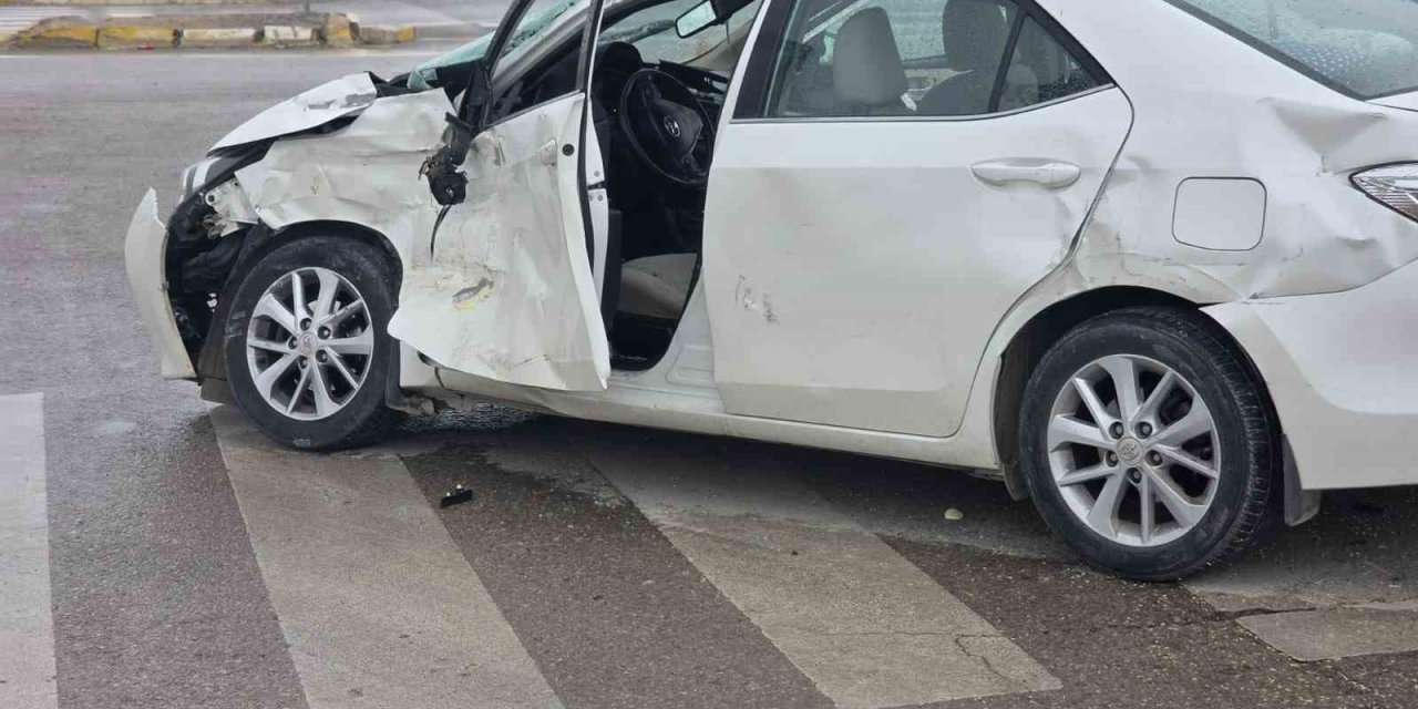 Aksaray’da Tır İle Otomobil Çarpıştı: 4’ü Hakem 5 Yaralı