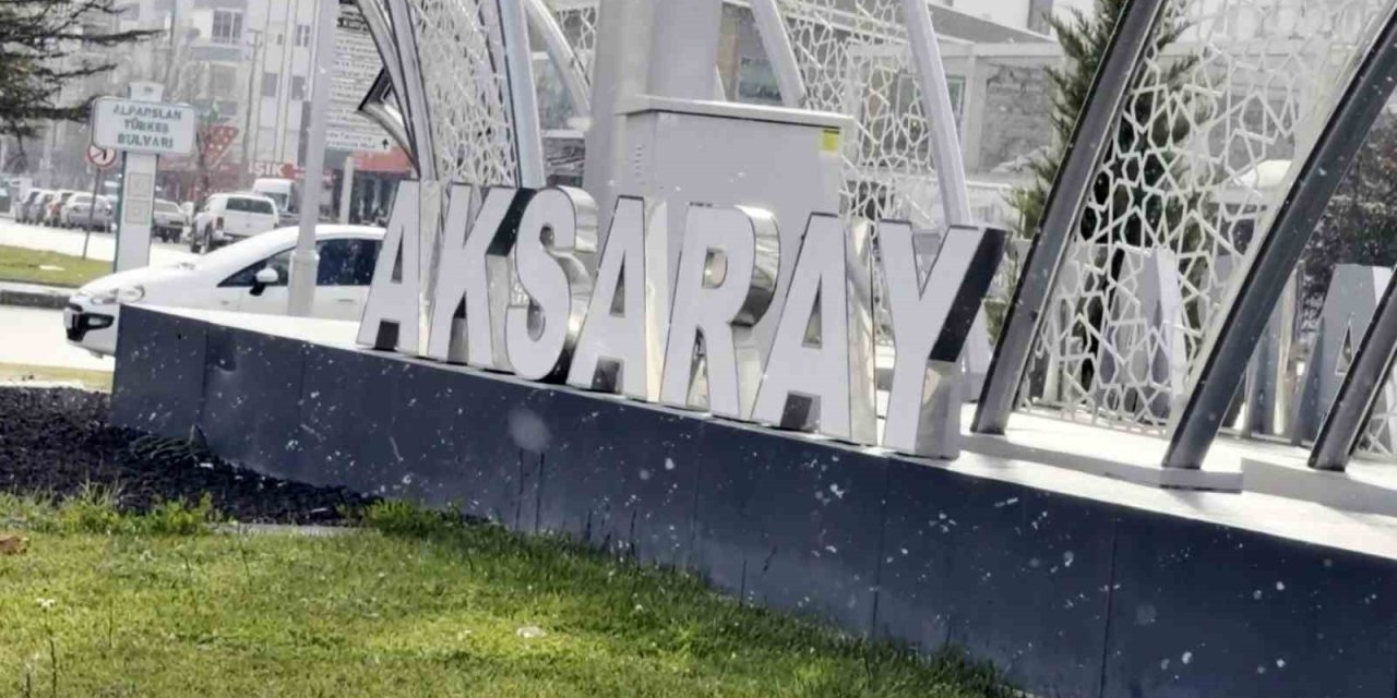 Aksaray Merkeze Mevsimin İlk Karı Yağdı