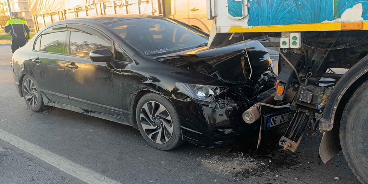 Otomobil Yol Süpürme Aracıyla Çarpıştı