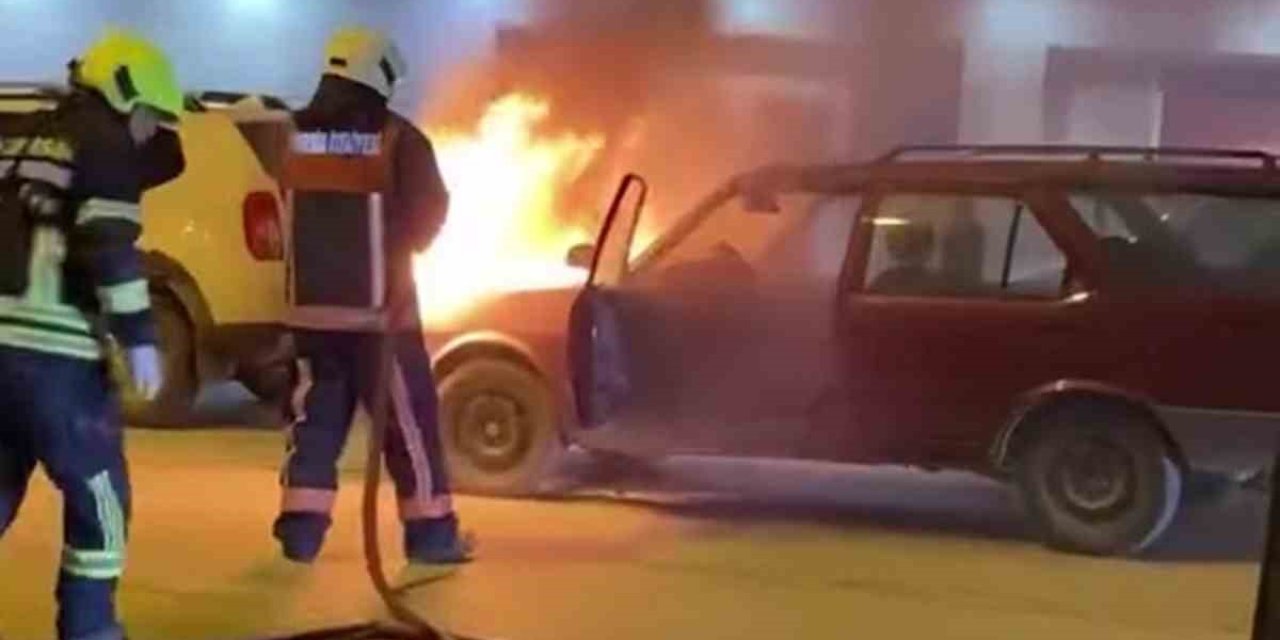 Mersin’de Park Halindeki Araç Yandı