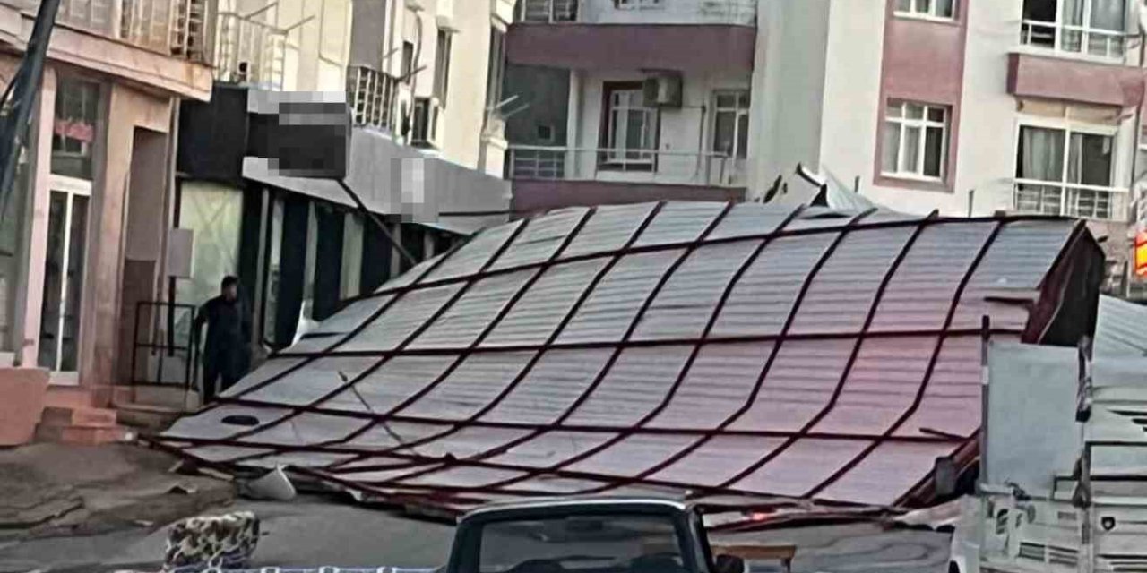 Mersin Mut’ta Fırtına Çatıyı Uçurdu