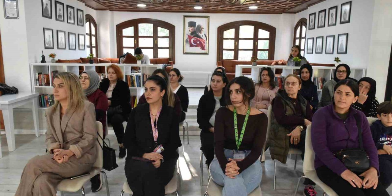 Zübeyde Hanım Kadın Eğitim Ve Sosyal Tesisi’nde Kadın Sağlığı Konuşuldu