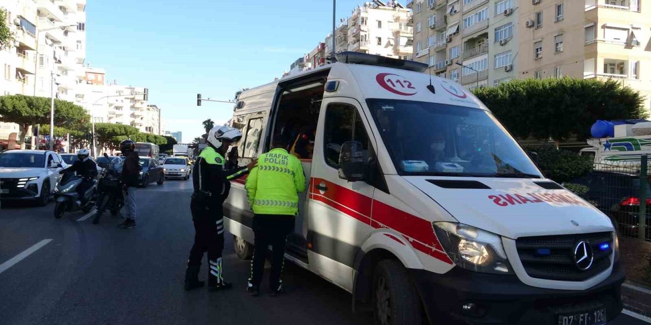 Kavşak Sisteminde Çarpışan İki Motosikletin Sürücüleri Yaralandı