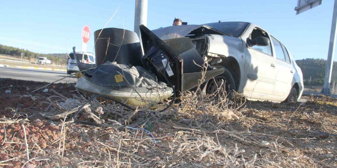Otomobil Trafik Işığı Direğine Çarptı: 2 Yaralı