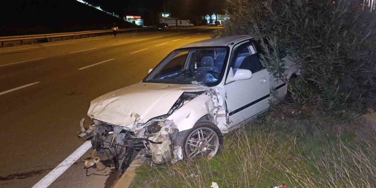 Kaza Yapan Otomobil Refüjde Terk Edilmiş Bulundu