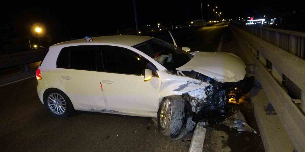 Otomobil Bariyerlere Çarptı: 2 Yaralı