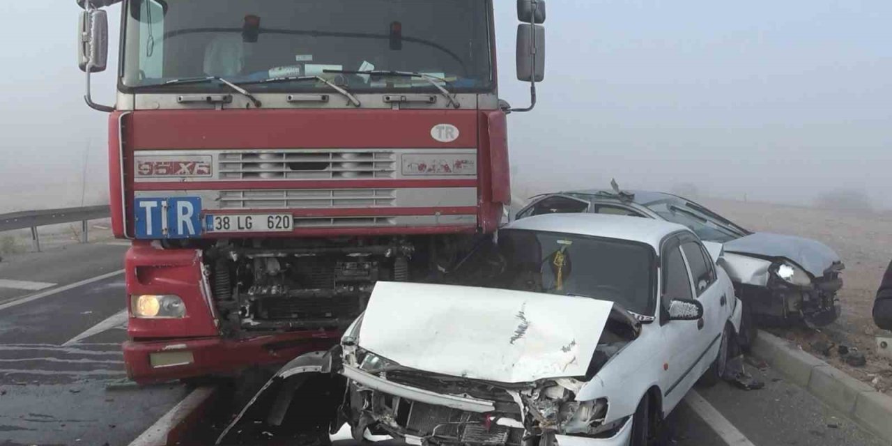 Aksaray’da 5 Araçlı Zincirleme ’sis’ Kazası: 1 Yaralı