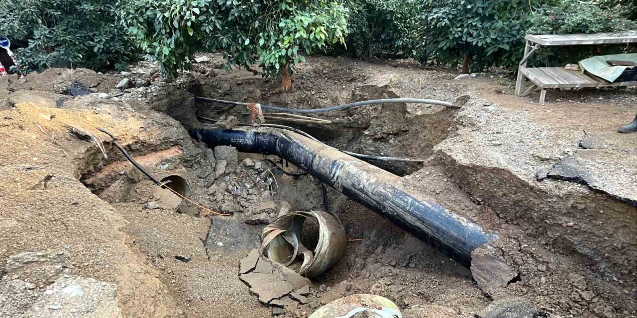 Alanya’da Dsi’ye Ait Sulama Borusu Patladı, Park Halindeki Otomobil Suyla Birlikte Portakal Bahçesine Sürüklendi