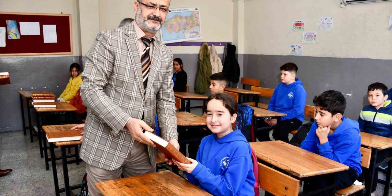 Öğrencilere Kur’an-ı Kerim Hediye Edildi