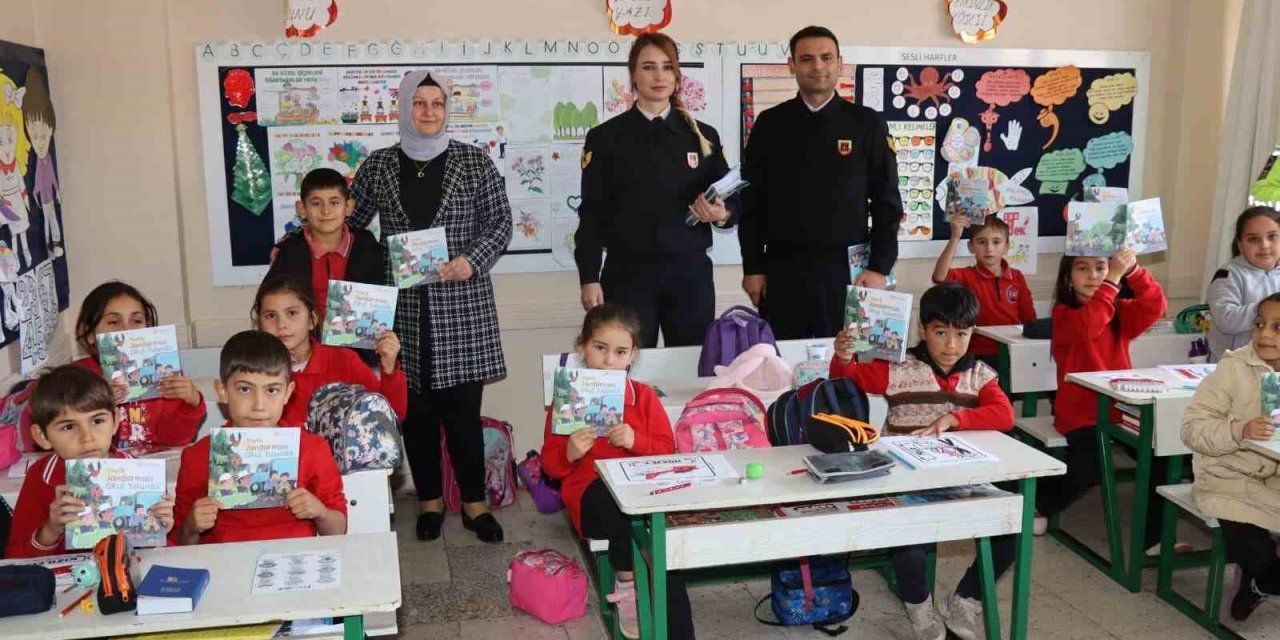 Jandarmadan Öğrencilere Trafik Ve Asayiş Eğitimi