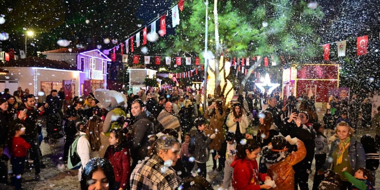 Kepez’de Yeni Yıl Heyecanı Suni Kar Yağışıyla Başladı