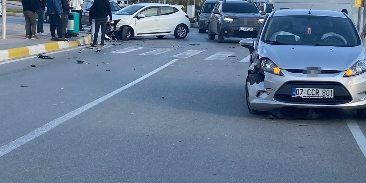 Manavgat’ta İki Otomobil Çarpıştı, Sürücülerden Biri Yaralandı