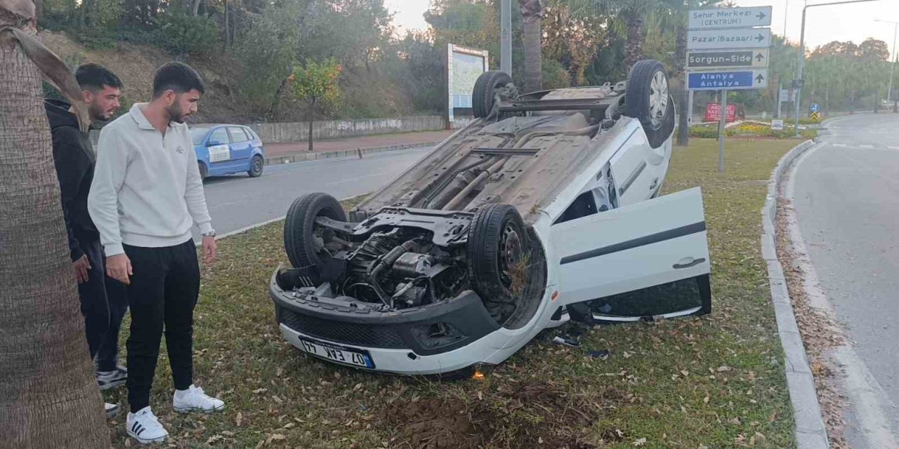 Antalya’da Refüje Çarpıp Ters Dönen Araçtan Ayakta Çıktı