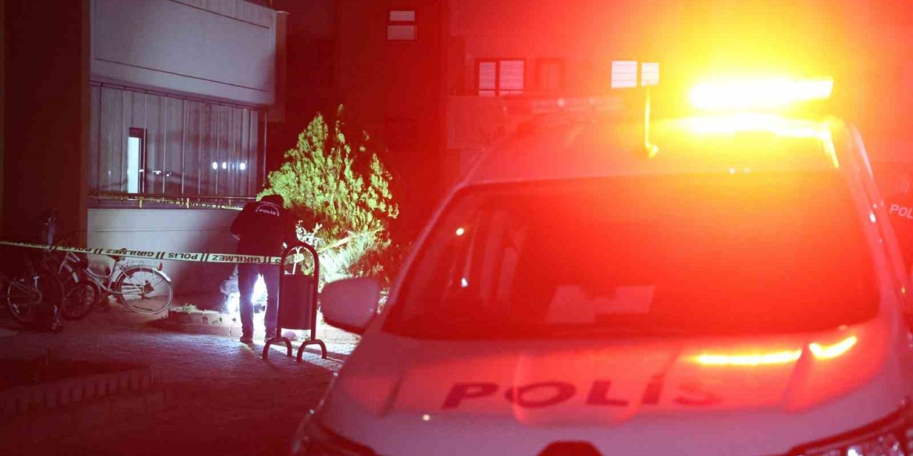 Karısını 22 Bıçak Darbesiyle Öldüren Zanlı, "kolumda Ebru Yazıyor" Diye Kendini Savundu