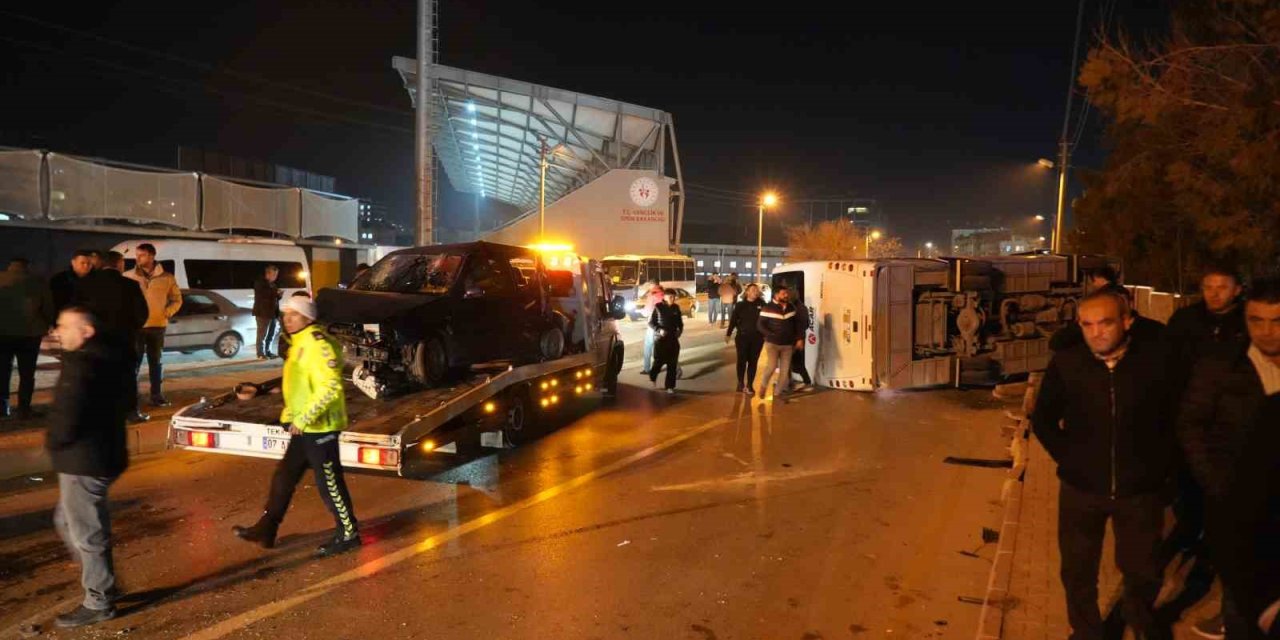 Niğde’de İşçi Servisi İle Otomobil Çarpıştı: 11 Yaralı