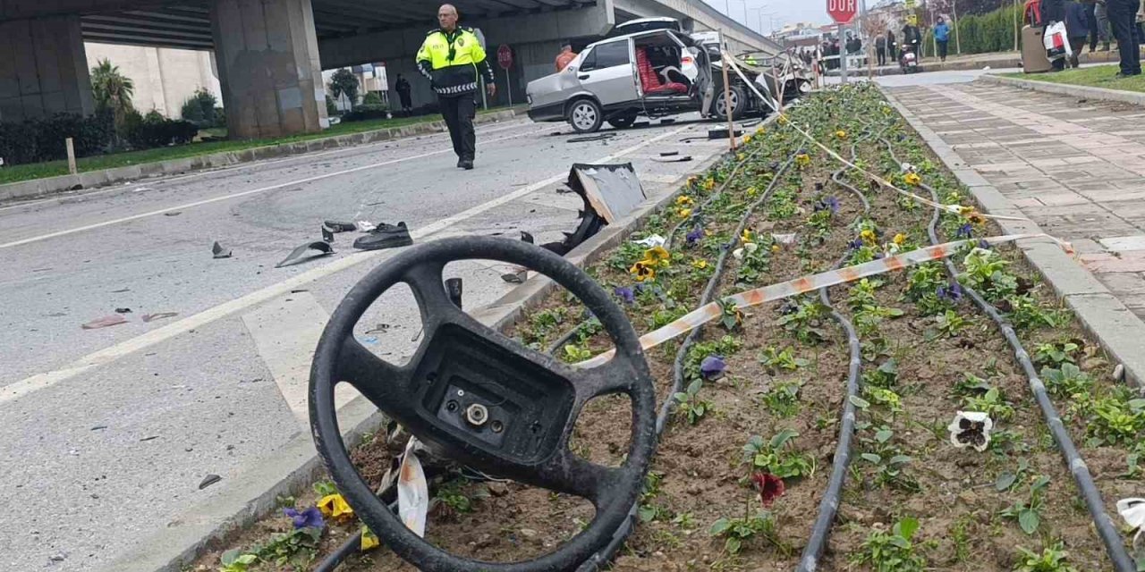 Ambulansa Yol Verme Kazasında Ortalık Savaş Alanına Döndü, Kaza Anı Güvenlik Kamerasına Yansıdı