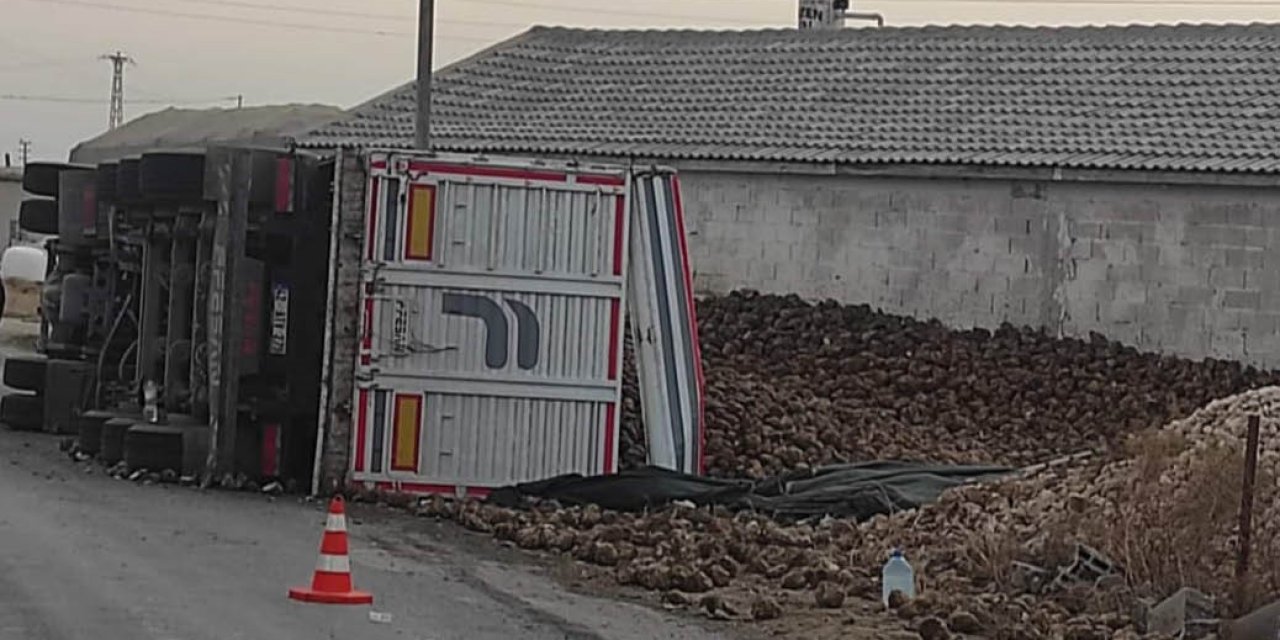 Karapınar’da Pancar Yüklü Tır Devrildi: 1 Yaralı