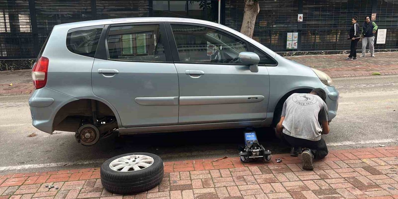 Antalya’da Park Halindeki Yaklaşık 20 Aracın Lastikleri Kesildi