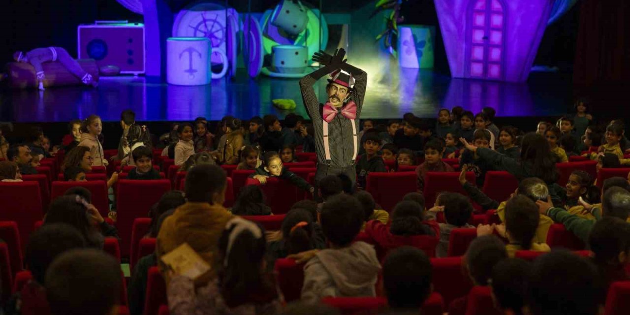 ‘bisküvi Adam’ Sahneye Çıktı, Minik Seyirciler Kahkahaya Boğuldu