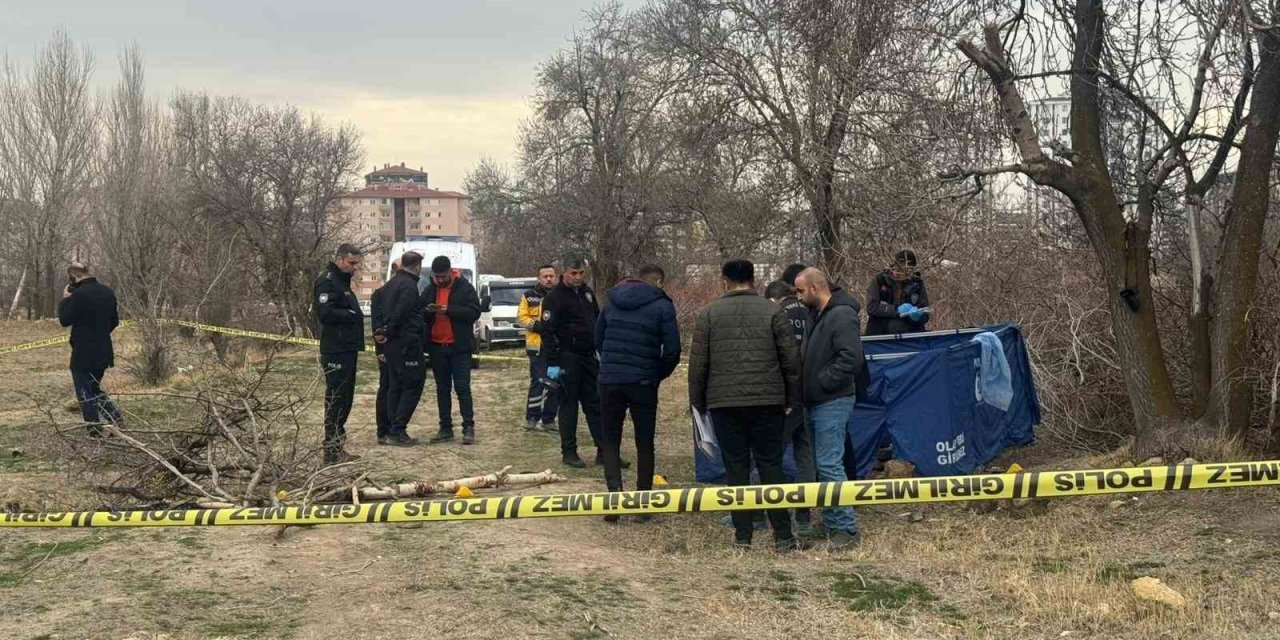 Niğde’de Arazide Erkek Cesedi Bulundu