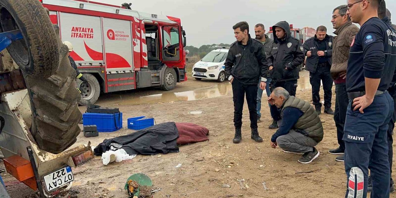 Sahilde Traktörün Altında Kalan 2 Gençten Biri Hayatını Kaybetti