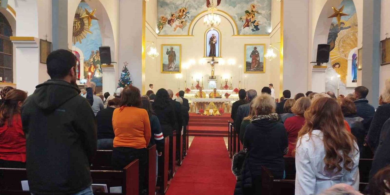Mersin’de Rum Ortodoks Kilisesi’nde Noel Ayini Düzenlendi
