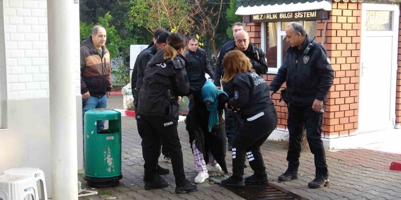 Yola Bıraktığı Çanta Polisi Alarma Geçirdi, Gözaltına Alınırken Güçlük Yaşattı