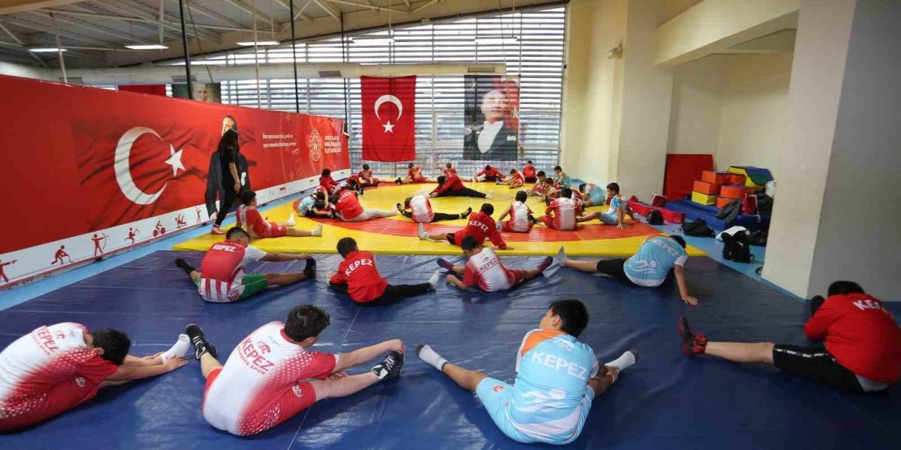 Geleceğin Güreşçileri Kepez’de Yetişiyor