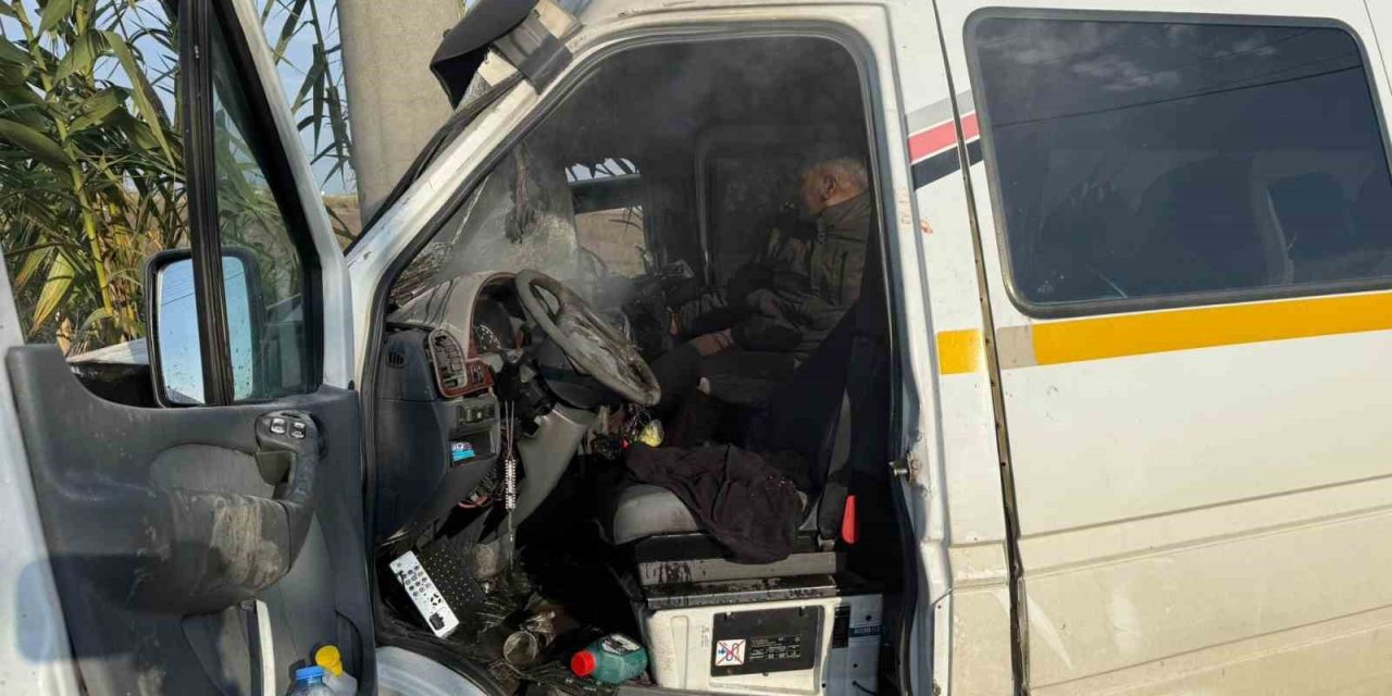 Minibüs Elektrik Direğine Çarptı: 2 Yolcu Yaralandı