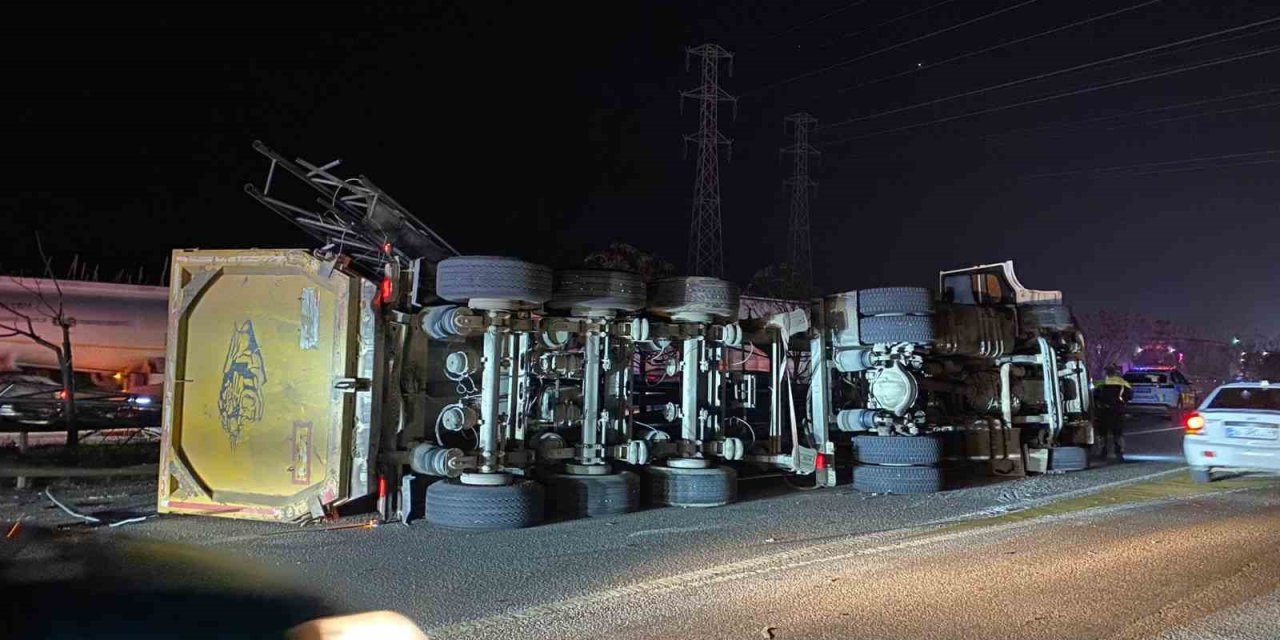 Antalya’da Eds Direğine Çarpan Tır Devrildi: 2 Yaralı