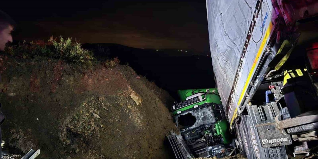 Manavgat’ta Şarampole Devrilen Tırın Sürücüsü Ağır Yaralandı