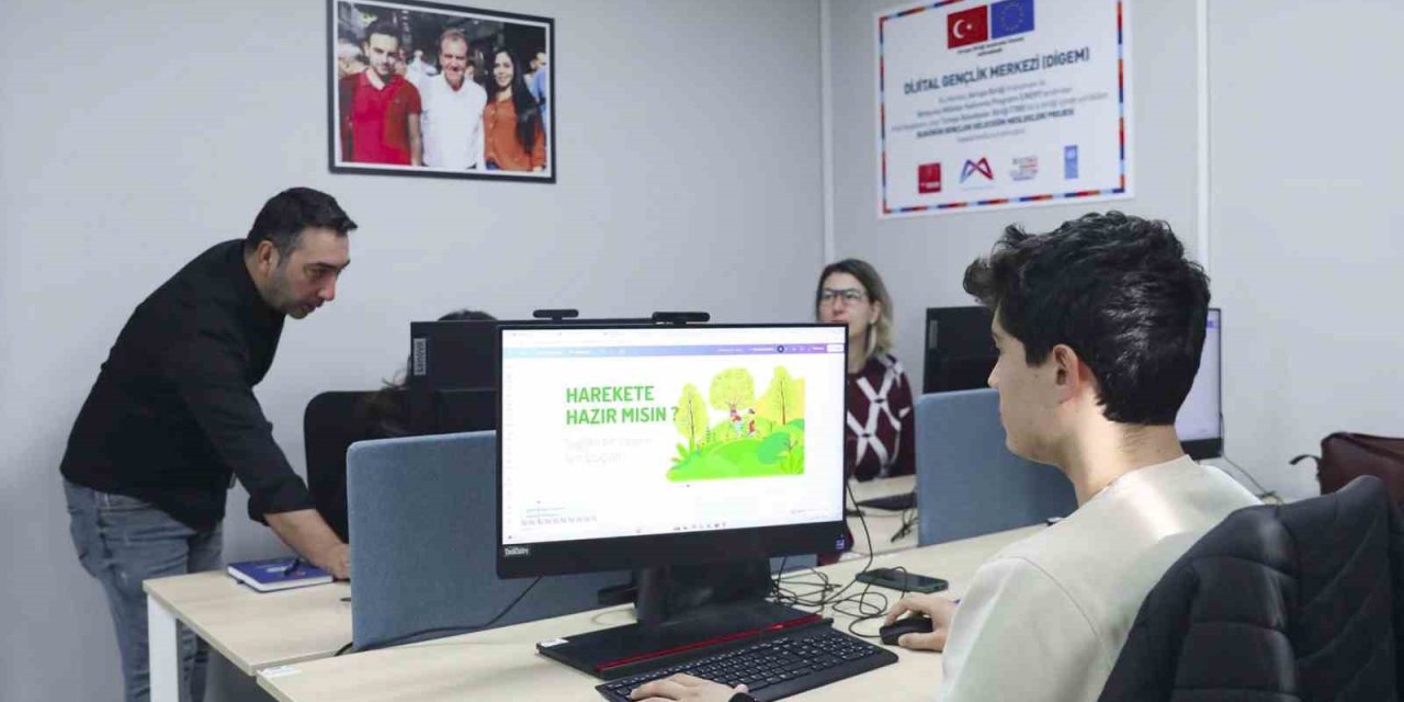 Mercek’te Dijital Tasarım Ve Canva Kursuna Yoğun İlgi