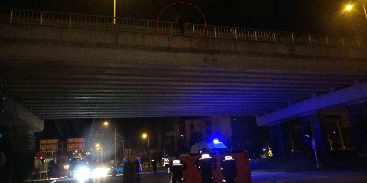 Köprüye Çıkan Kadını Polis Ölümün Ucundan Aldı, İzleyenlerin Arasından Çıkan Sözler Pes Dedirtti