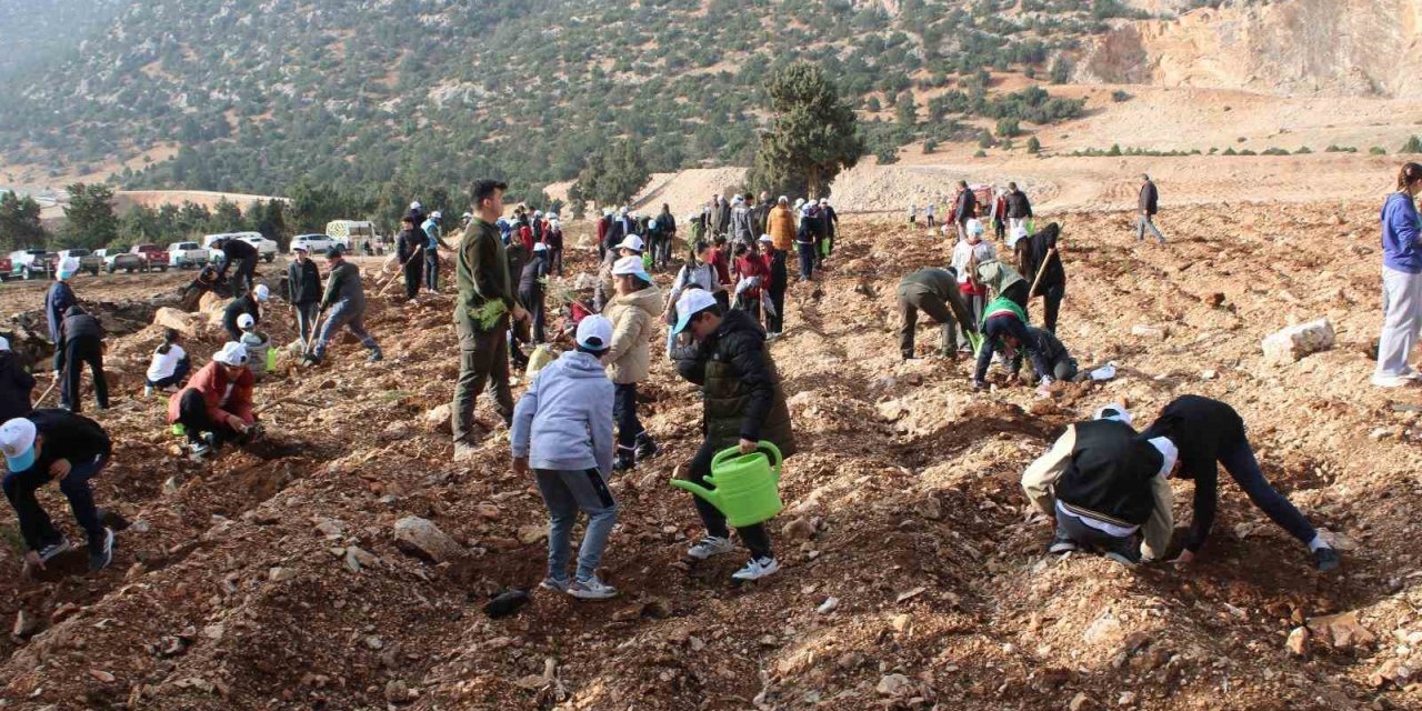 Korkuteli’nde 3 Bin Fidan Toprakla Buluştu