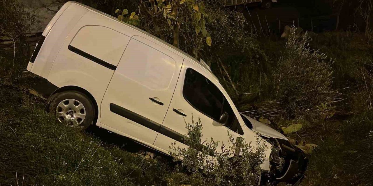 Alanya’da Kamyonet Şarampole Yuvarlandı: 1 Yaralı