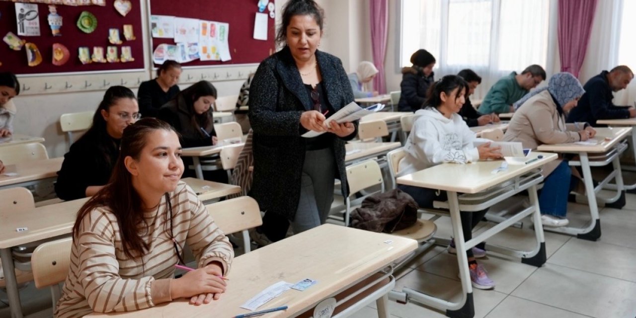 Öğrenciler Dışarıda, Veliler Sınavda