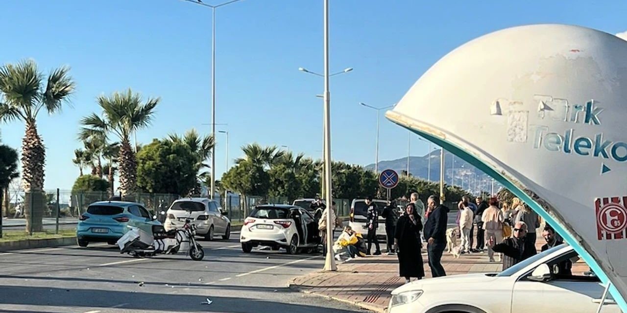 Alanya’da Üç Tekerlekli Motosiklet İle Otomobil Çarpıştı: 2 Ölü, 1 Ağır Yaralı