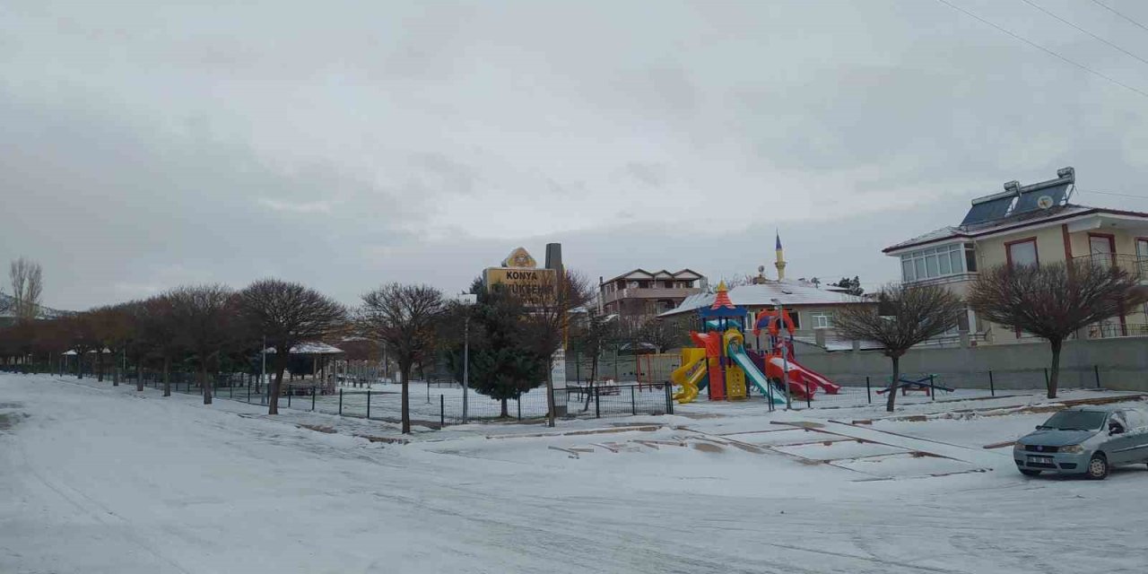 Yunak’ta Mevsimin İlk Karı Yağdı