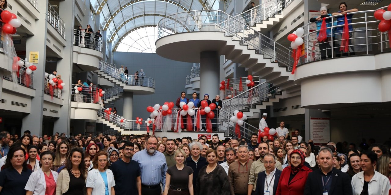 Akdeniz Üniversitesi Hastanesi’nde Yeni Yıl Coşkusu