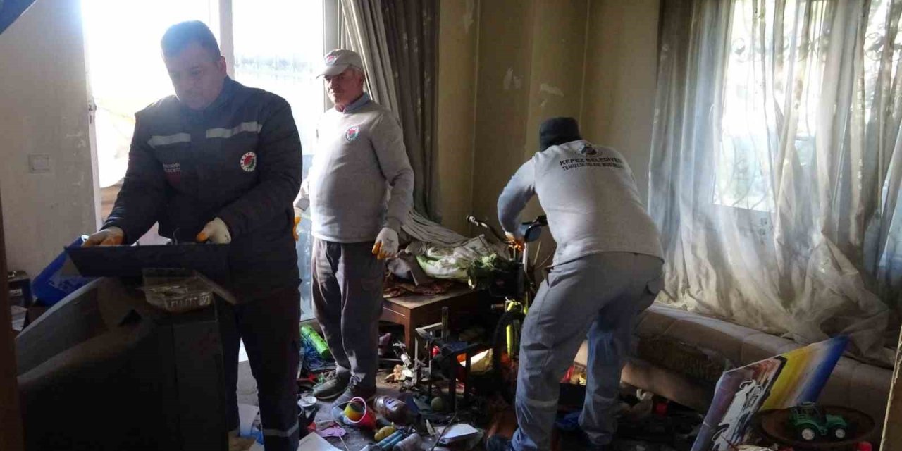 Bakımevine Yerleştirilen Yaşlı Adamın Evinden 2 Kamyon Çöp Çıktı