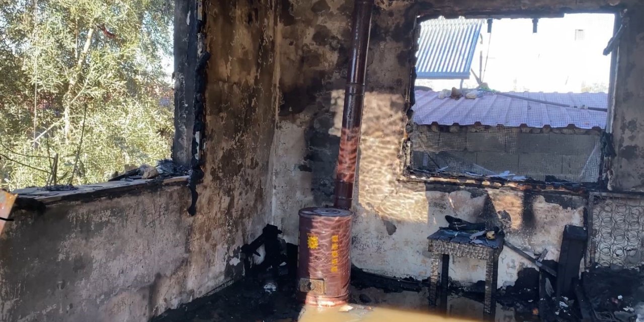 Yangında Engelli Çocukları Bulunan Ailenin Evi Küle Döndü