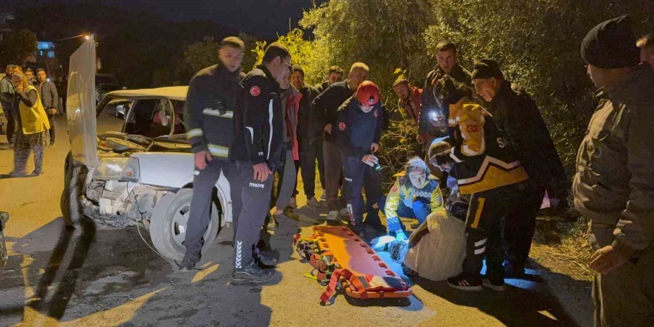 Beton Bloğa Çarpan Tofaş Hurdaya Döndü: 1 Yaralı