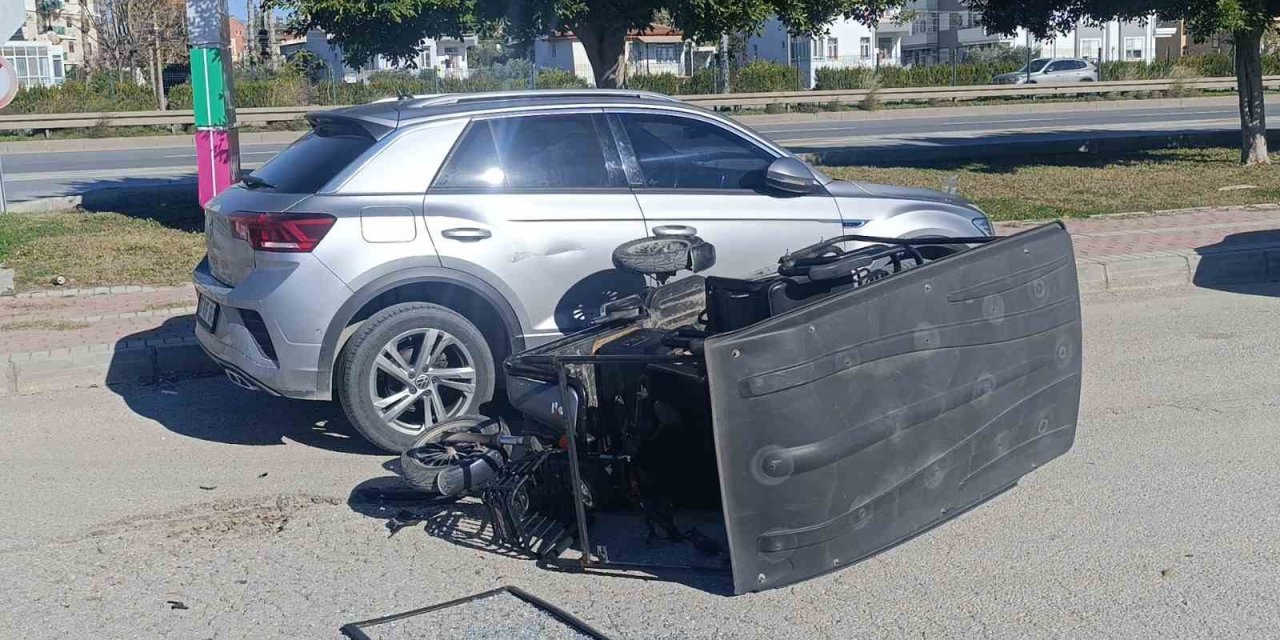 Üç Tekerlekli Motorlu Bisiklet Otomobille Çarpıştı: 1 Yaralı