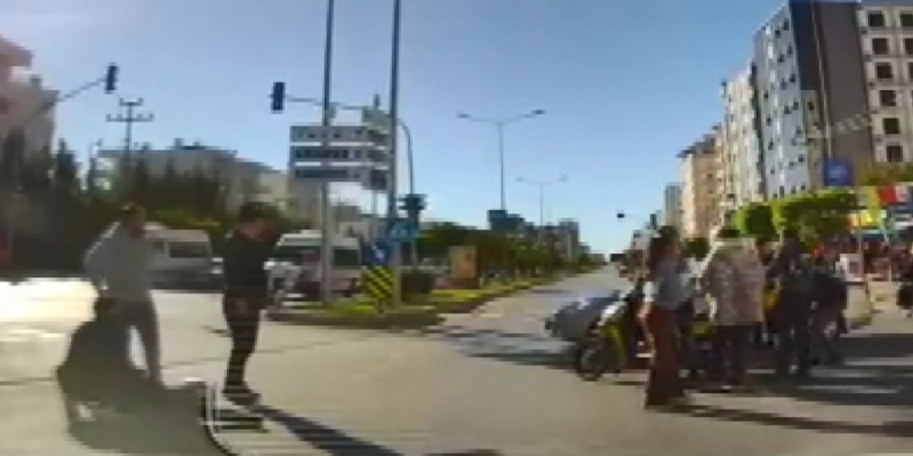 O Anlar Kamerada: Kırmızı Işıkta Geçen Otomobil Motosikletliye Çarptı