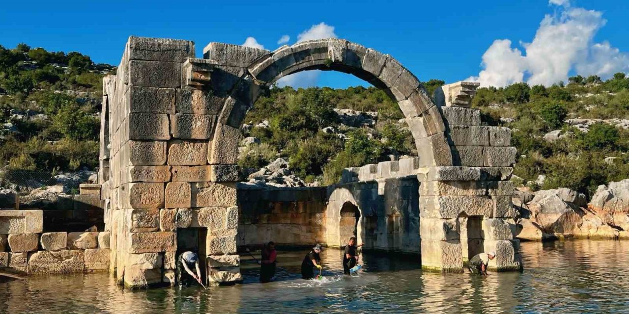 Arkeologların Çamur Ve Suyun İçinde Bin 850 Yıllık Antik Havuzu Gün Yüzüne Çıkarma Çabası